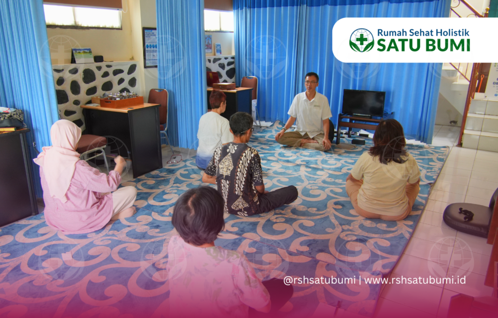 Sesi meditasi kelompok di Rumah Sehat Holistik Satu Bumi dengan instruktur duduk bersila di depan peserta.